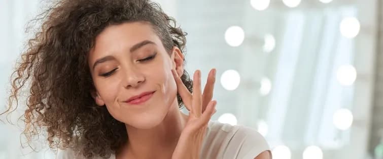 Czy serum do twarzy się zmywa? Oto, co musisz wiedzieć o aplikacji