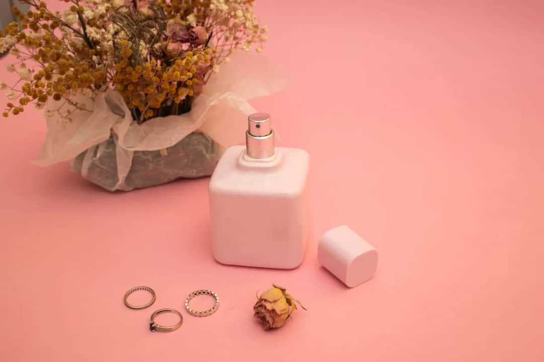 Perfumy niszowe co to - odkryj ich wyjątkowość i różnice z masowymi zapachami