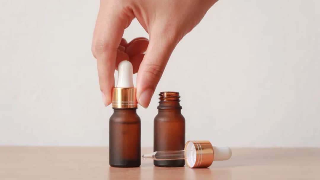 Czy na serum z retinolem nakładać krem, aby uniknąć podrażnień?