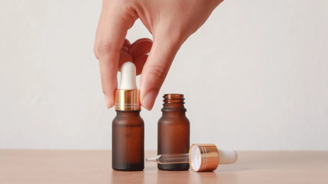 Czy na serum z retinolem nakładać krem, aby uniknąć podrażnień?