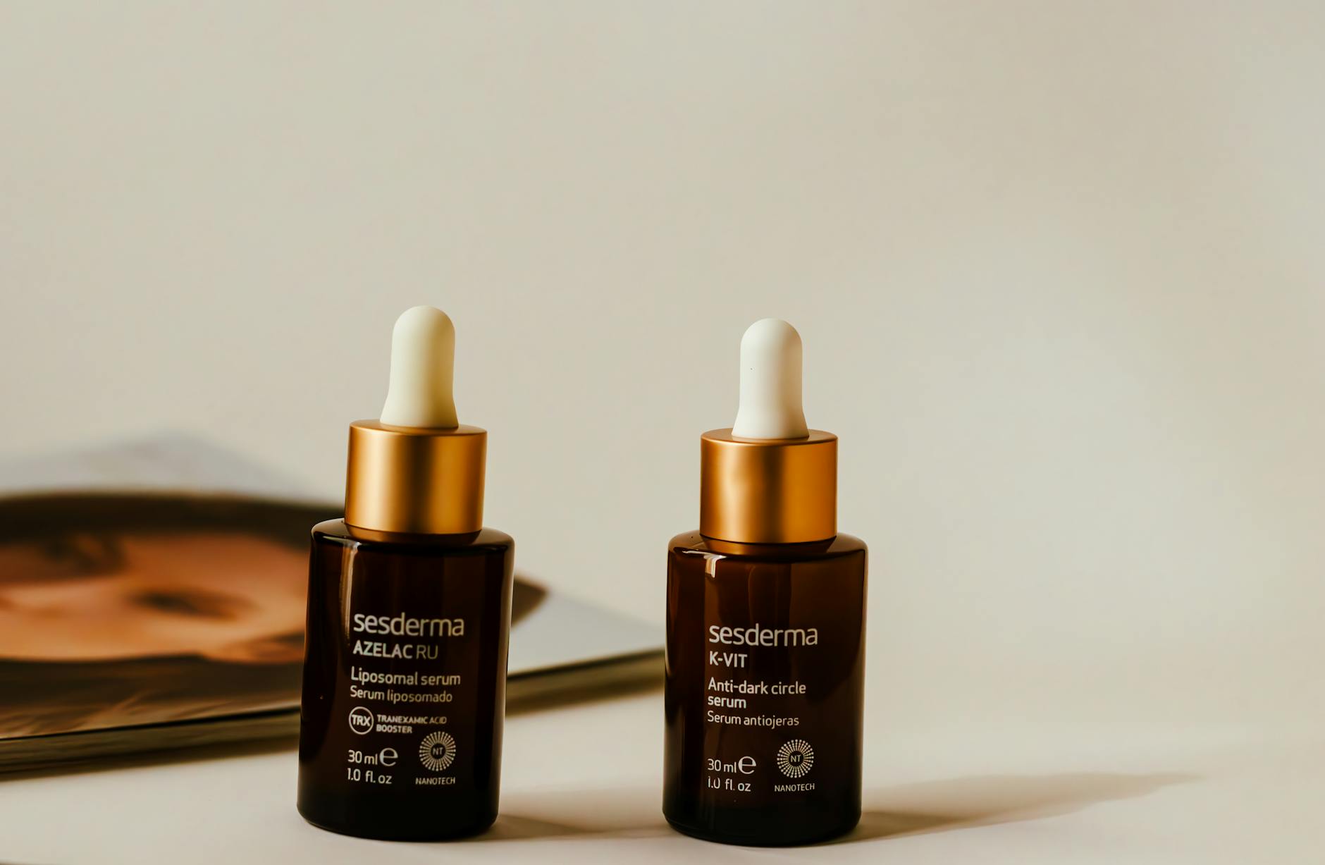 Bursztynowe butelki z pipetą z serum liposomalnym pod oczy