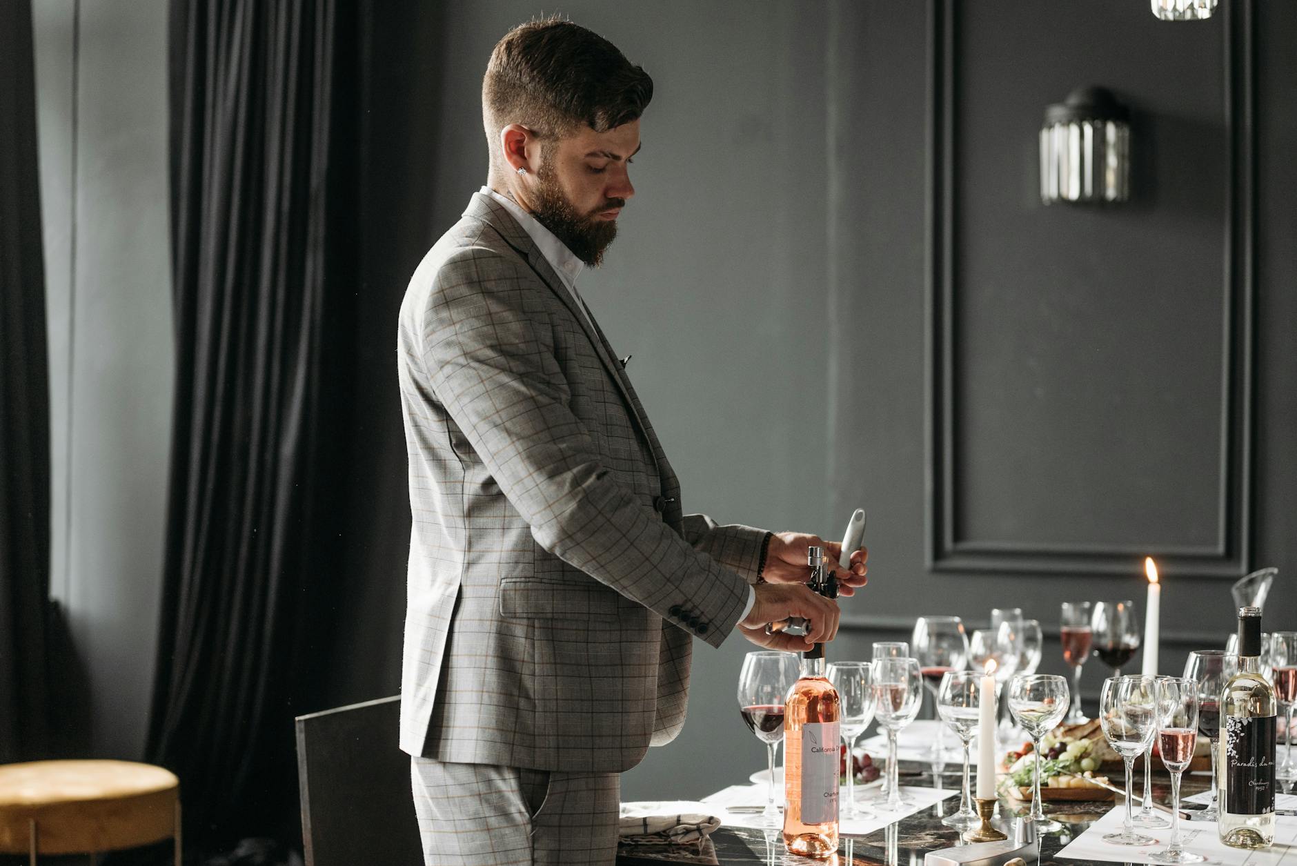 Sommelier otwierający butelki wina podczas degustacji w eleganckim wnętrzu