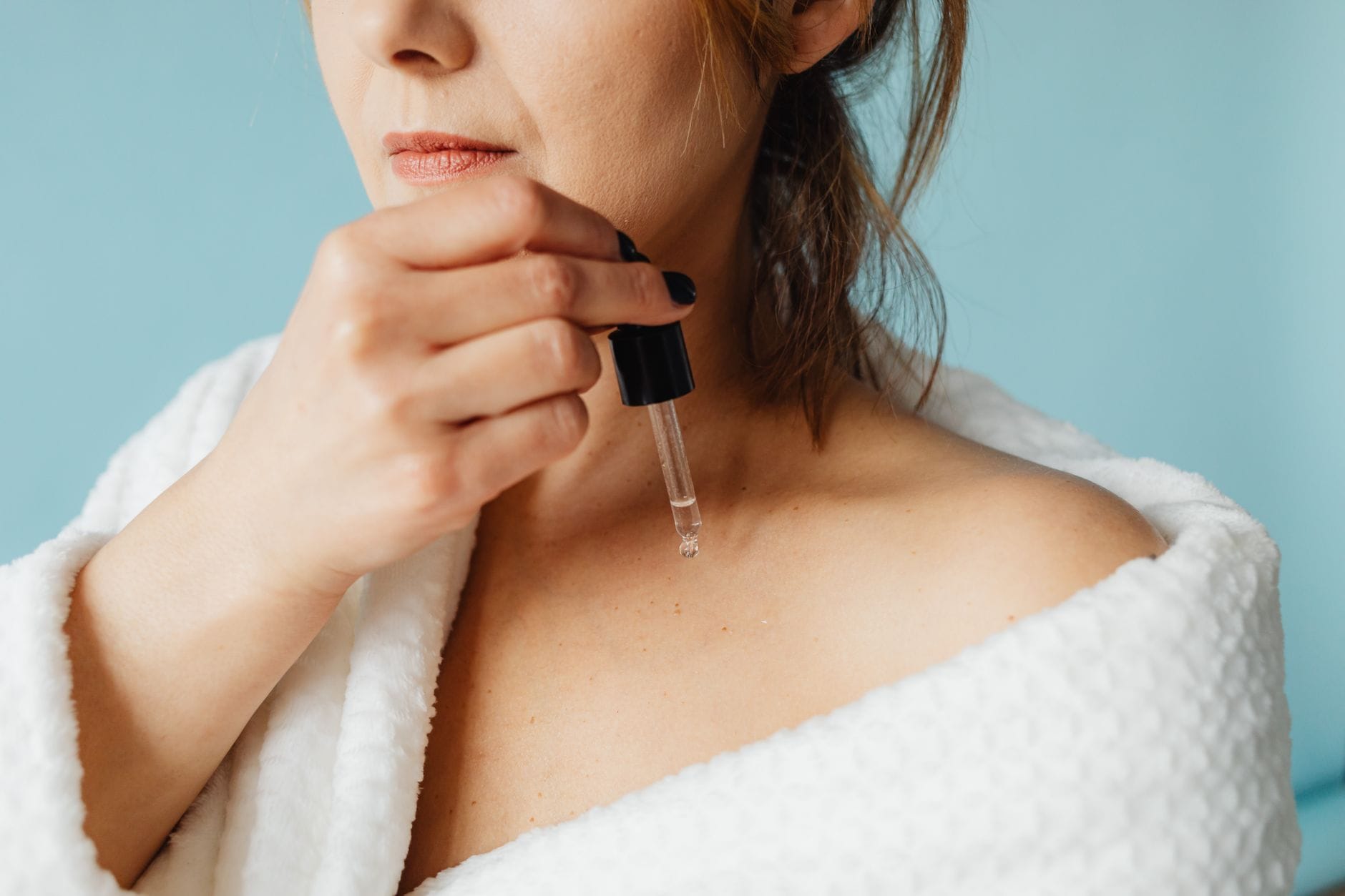 Bariera hydrolipidowa skóry: które składniki aktywne ją odbudowują najszybciej Kobieta w szlafroku nakłada serum na twarz, dbając o barierę hydrolipidową