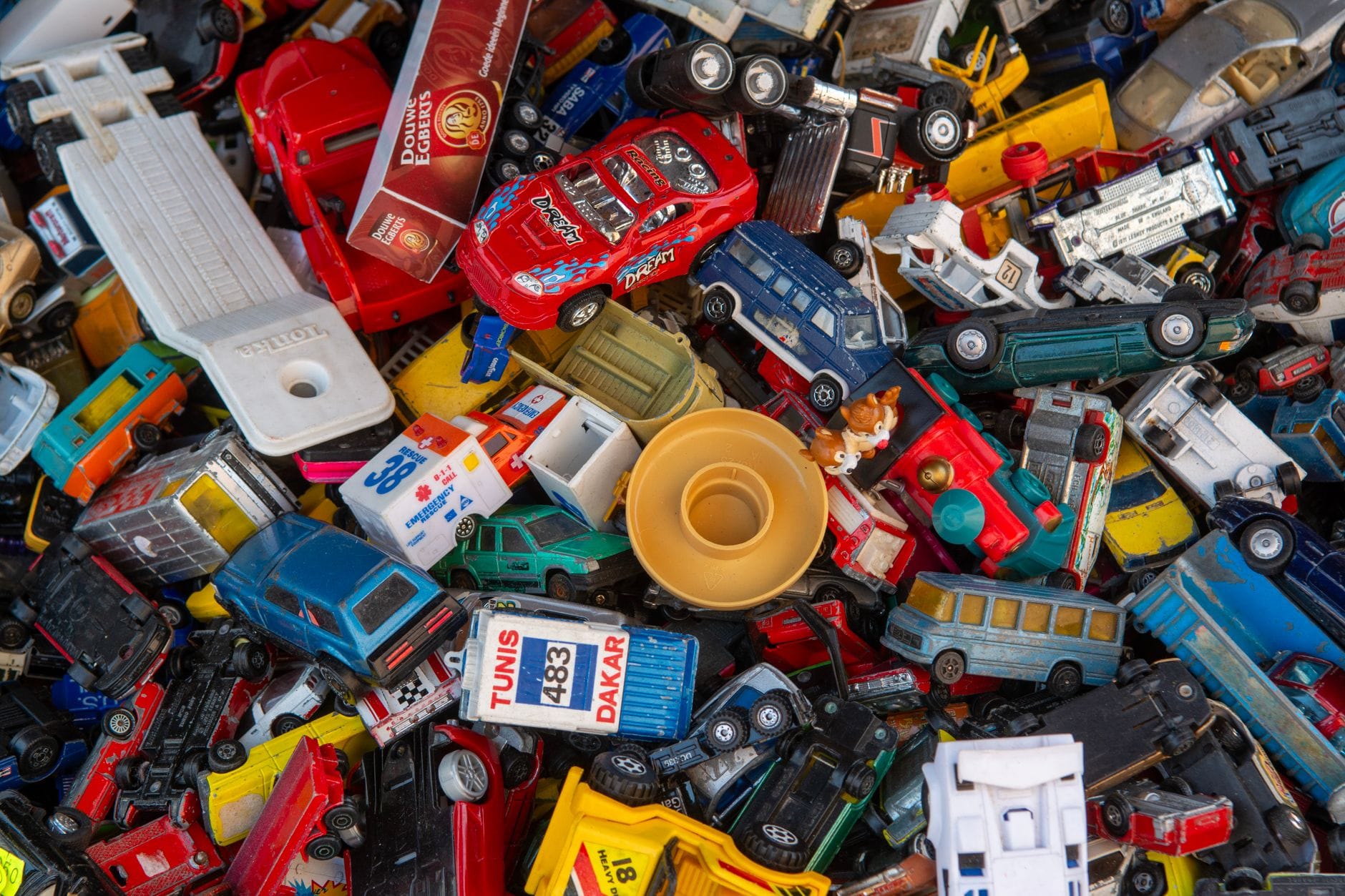 Kolorowe plastikowe resoraki różnych typów ułożone w stos