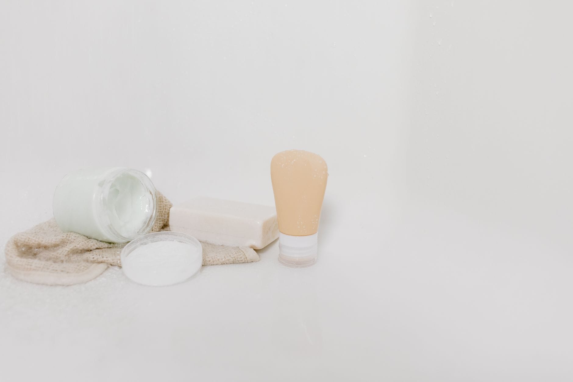 Minimalistyczny zestaw naturalnych kosmetyków do pielęgnacji na białym tle