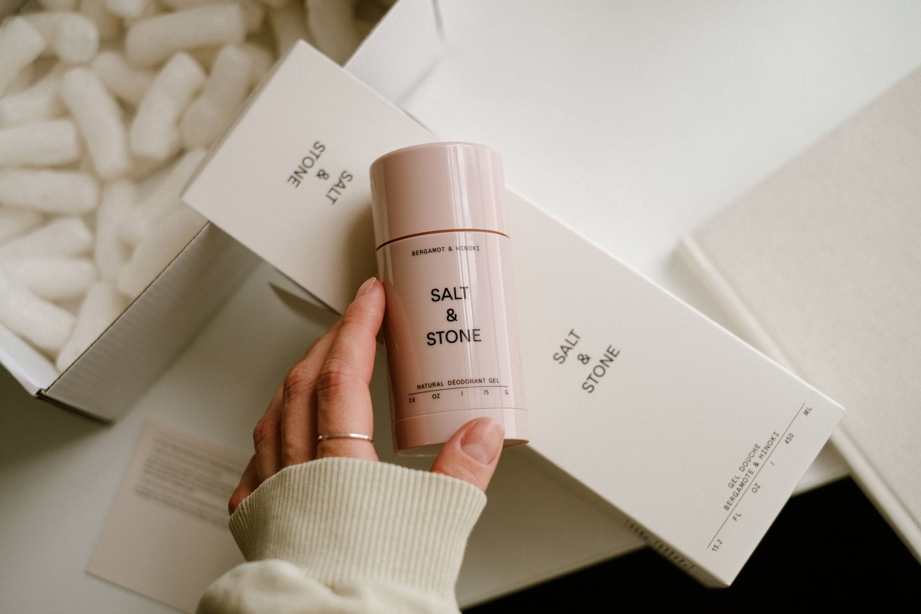 Naturalny dezodorant Salt & Stone na minimalistycznym tle