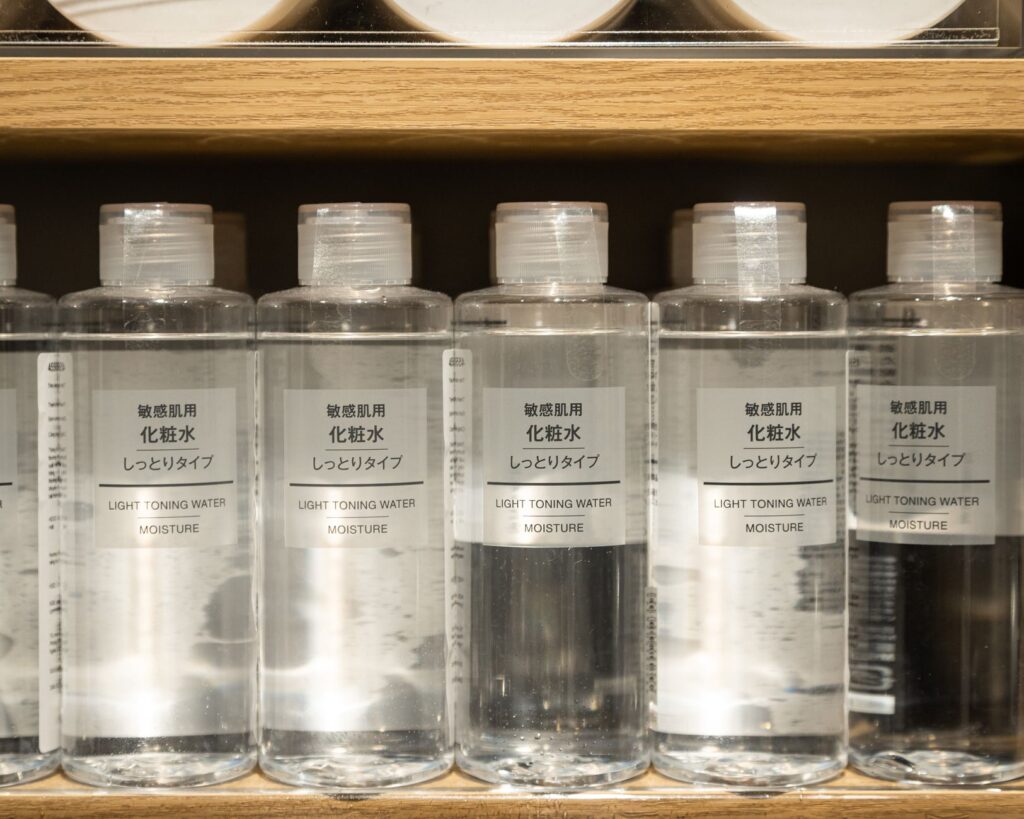 Butelki nawilżającego toniku Muji na półce